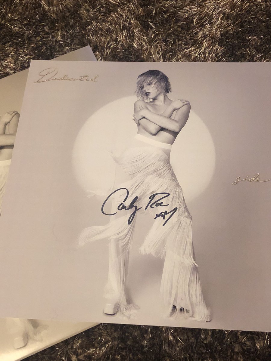 PantherAS90's tweet photo. She’s arrived safely in the UK! Ahhhh!!!
Signed @carlyraejepsen - #DedicatedB vinyl 🥰😍
#CarlyRaeJepsen #Jepsies https://t.co/Z5jEU0SqPm