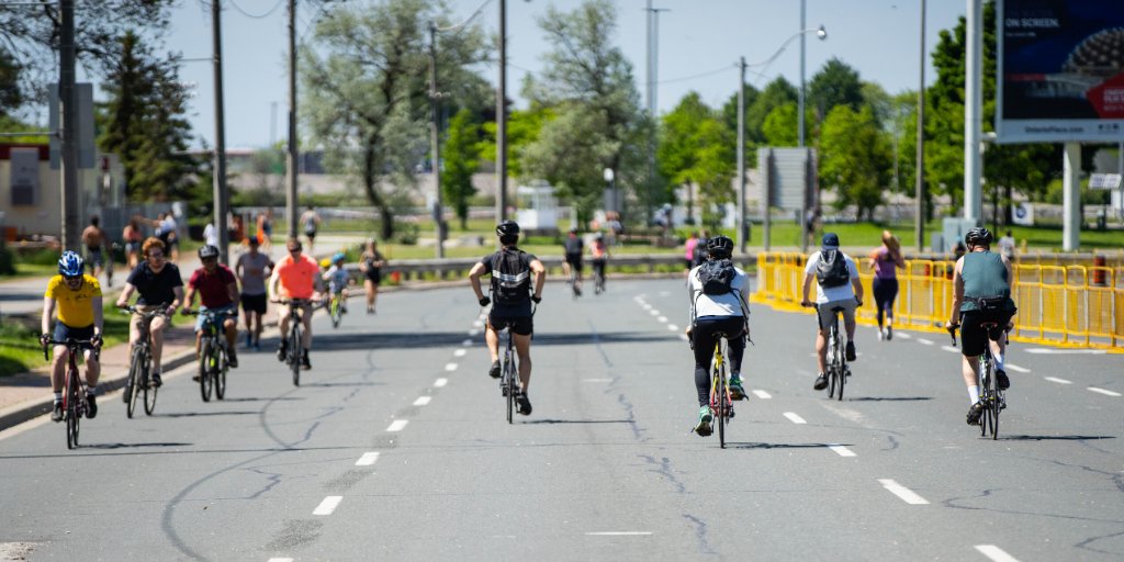 cityoftoronto's tweet photo. Parts of major roads in Toronto will be closed each weekend for people to be outside, get exercise and practise #physicaldistancing. Learn about where and when #ActiveTO weekend closures will be at https://t.co/Y4n2zeb5yY https://t.co/LrYvfGAxFu