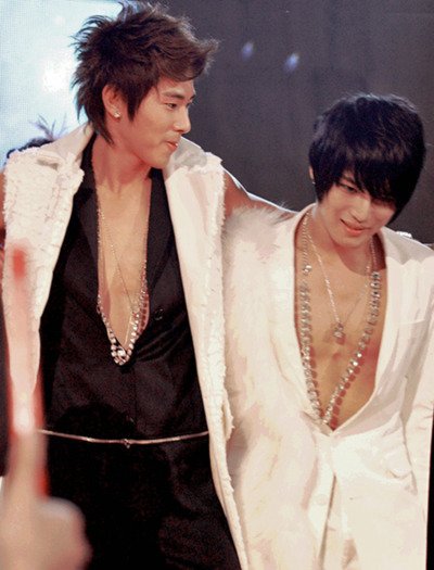 yunho looking at his lover: a thread