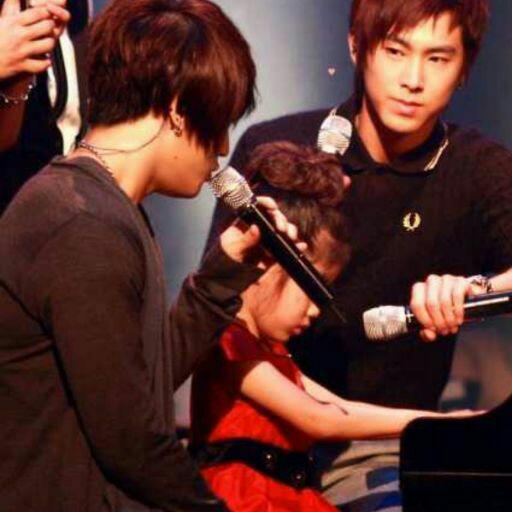 yunho looking at his lover: a thread