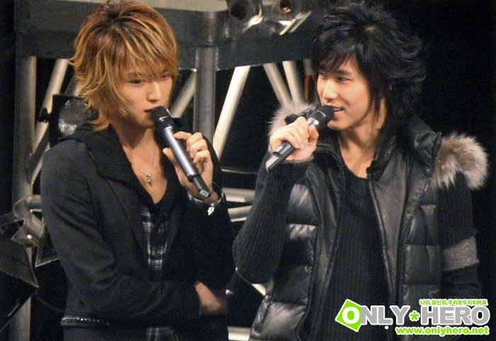 yunho looking at his lover: a thread