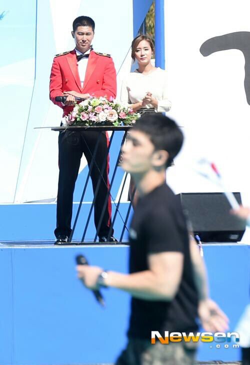 yunho looking at his lover: a thread