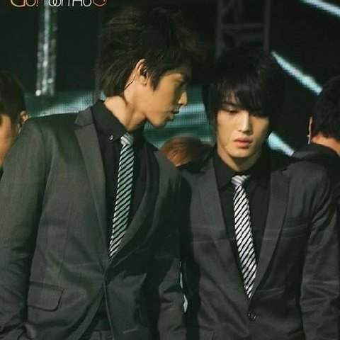 yunho looking at his lover: a thread