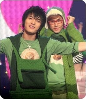 yunho looking at his lover: a thread