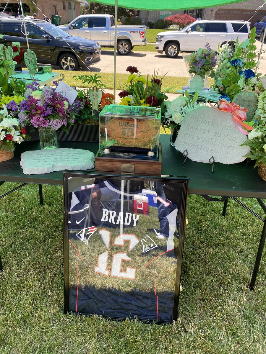 Jameis1de1's tweet photo. @TomBrady We lost an incredible human being far too young w/ Ray Jay in sight (Himes &amp; Columbus). Shane Spencer was your biggest fan - not hyperbolic. He‘d just bought @Buccaneers season tix just to watch you. So hyped. Tragedy has robbed Shane, his family &amp; the world. RIP. https://t.co/RMw5wLpREK
