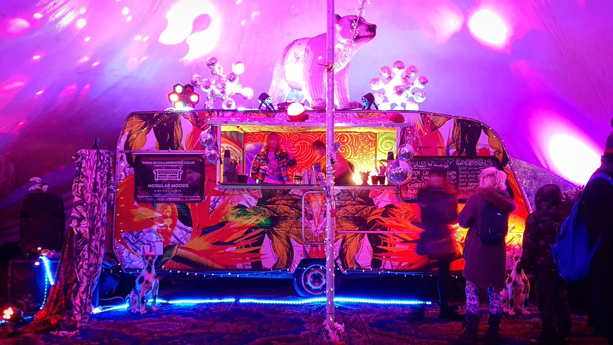 Mobile bars don't get much Jazzier than this 🤩 Here combined with JBL soundsystem, vintage furniture, marquee, decor and lighting. Add some colour to your event with fully immersive event bars by Modular Moods #modularmoods #vibespecialists #caravan #caravanbar #mobilebar