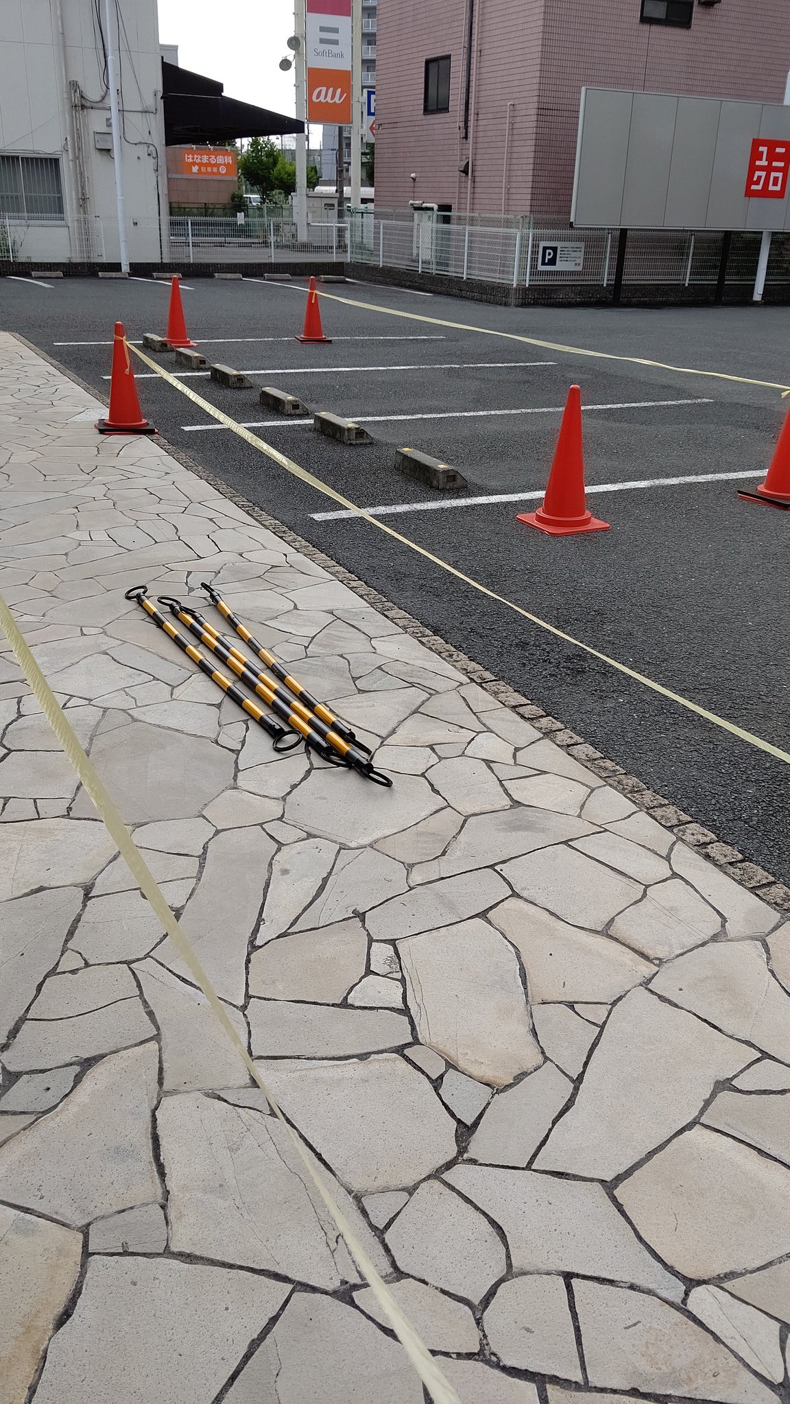 Yamachan上新庄 今日は販売あるんやろか 10人位並んでます ユニクロマスク ユニクロ東淀川店