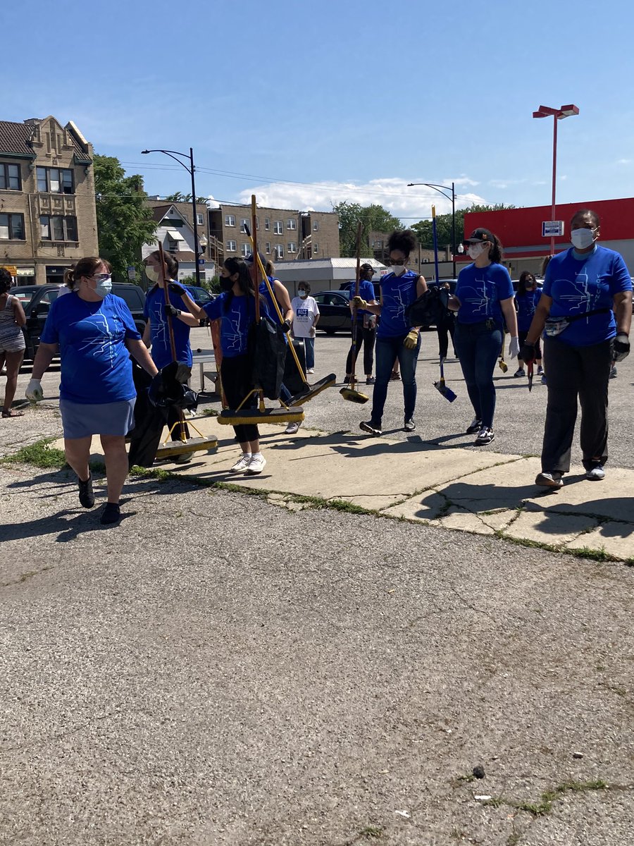 LurieHCN's tweet photo. This is what 50+ @LurieChildrens volunteers look like! 🙌🏽 Thank you @mbmhmc, #KECS, @GreenStreetChi and our AMAZING volunteers!! One simple act- that’s all it takes! Can’t wait for our next one! #healthycommunities #community #CleanUp https://t.co/W49fLgfYW5