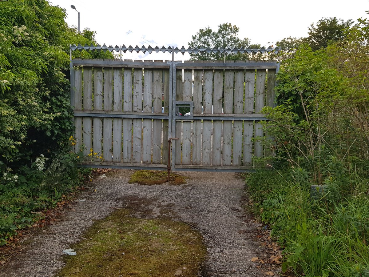 shanemuk's tweet photo. The other side of #NIWatergate - if this gate was open, people would be able to safely access the road from the beach. But it's not, so they can't. https://t.co/t30bLyAESQ