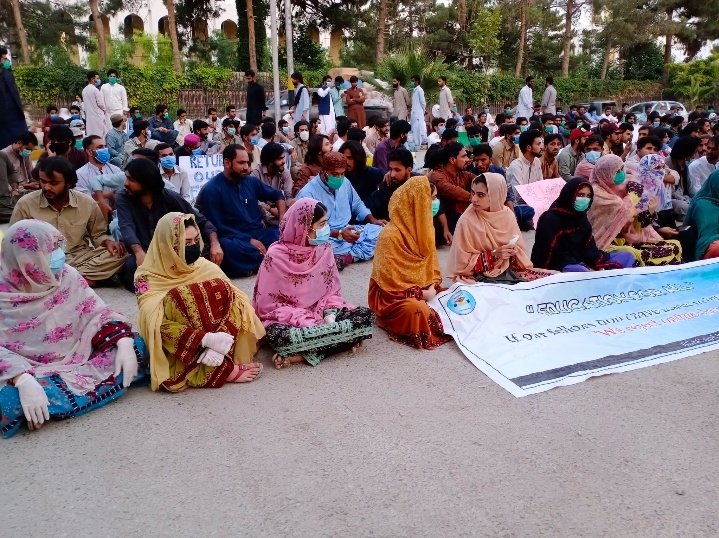 PYA1917's tweet photo. #Quetta
Hundreds of students are protesting against "online classes without resources and Police oppression" in front of Balochistan assembly.
PYA supports and stands with protesting students.
Complete report on our website!
#NoOnlineClassesWithoutResources
#FeeMustEnd https://t.co/Y8rZ0Kpx1W