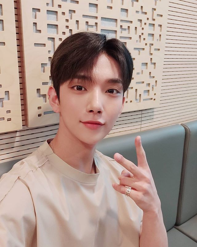 Seventeen_FR's tweet photo. Ξ INSTAGRAM Ξ 200625 - boomboom_power_

✔ #BoomBoomPower
Avant l'émission, l'heure des selcas 🤳
-
#SEVENTEEN
#Seungwan #Joshua
#BeauxVisages
#Brillants
💙💛💙💛💙💛 https://t.co/drdMrRtm8R