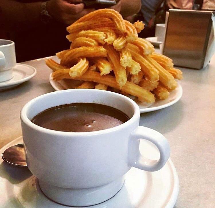 ChocoSanGines's tweet photo. Ni siquiera el calor logra parar a los verdaderos #chocolovers
#sangines
#desescalandomadrid
#chocolateriasangines
#chocolate
#soydechurros
#soydeporras
#madrid https://t.co/vD1bTVSQYN