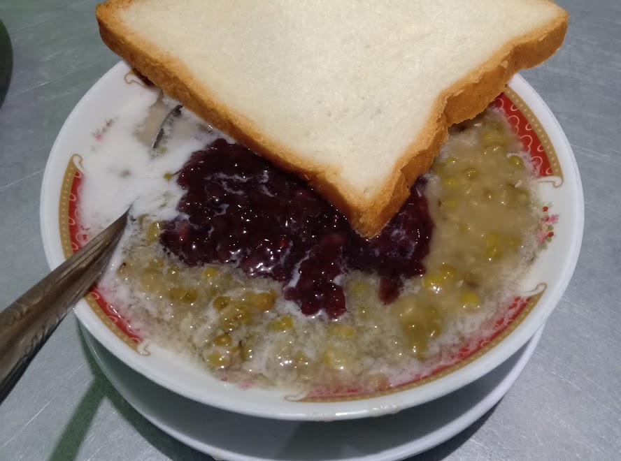 Yang pertama adalah burjo Murni posisinya deket pertigaan Lempuyangan. Layaknya gerakan Wahabi, burjo ini 'murni' hanya menjual bubur kacang ijo dan Indomie saja. Ga ada ramesan, gada roti bakar. Hanya burjo, Indomie dan minuman pelengkap. Rasa burjonya? Paten.