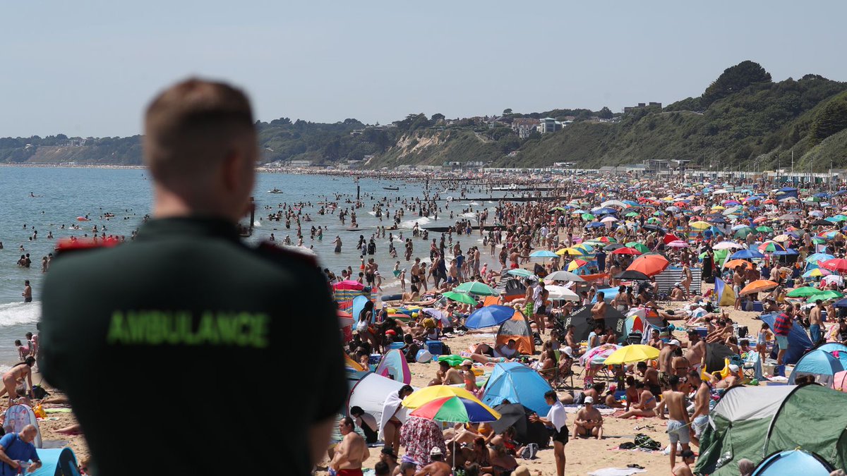Protect_Wldlife's tweet photo. Major incident declared in Bournemouth as thousands of #COVIDIOTS  flock to beaches!!

So it looks like THOUSANDS of morons think that the #Covid #pandemic is over, the same idiots that left 12 TONNES of litter on the beach yesterday!!!!🤬🤬🤬!!!!!! https://t.co/3D45coeABe https://t.co/S5sfQAj3sM