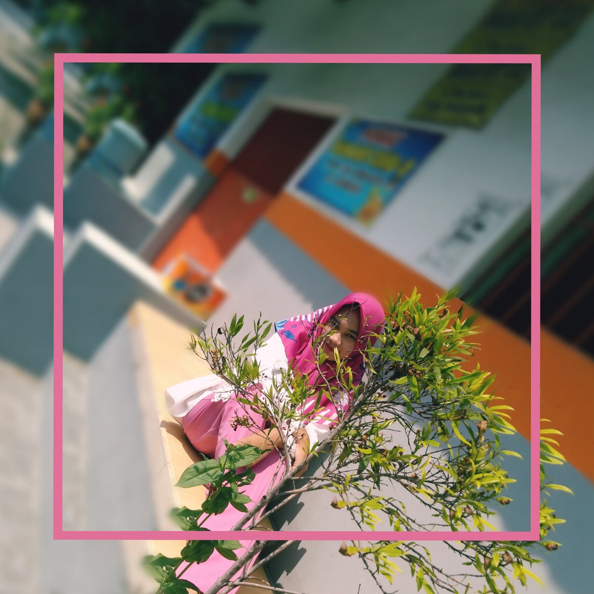 Twitter apa kabar? Gue udah pindah pindah dari Bogor ke Surabaya, pendidikan di malang, skrg stay di mojokerto, dan bentar lagi merantau ke Sumedang. Teuing abdi teh 🤧