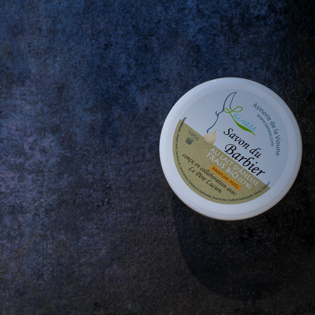 Lainess Honey Shaving Soap scent reminds of dark toffee and roasted coffee notes.
Lather builds up very easily and has a really dense lather that holds extremely well and is not afraid of water. 

#simplybettershave #blakenbladeshaveshop #blakenblade # hoopisteinetera #wetshaving