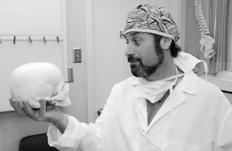 Lucas_Carlstrom's tweet photo. Dr. Fred Meyer highlighting his comedic range and giving his best Shakespearean impression “a few years ago”. To cut or not to cut! @MayoNsgy @MayoClinicSOM @MayoClinicNeuro #ShakespeareSkull https://t.co/9Qqu4uJ7I7