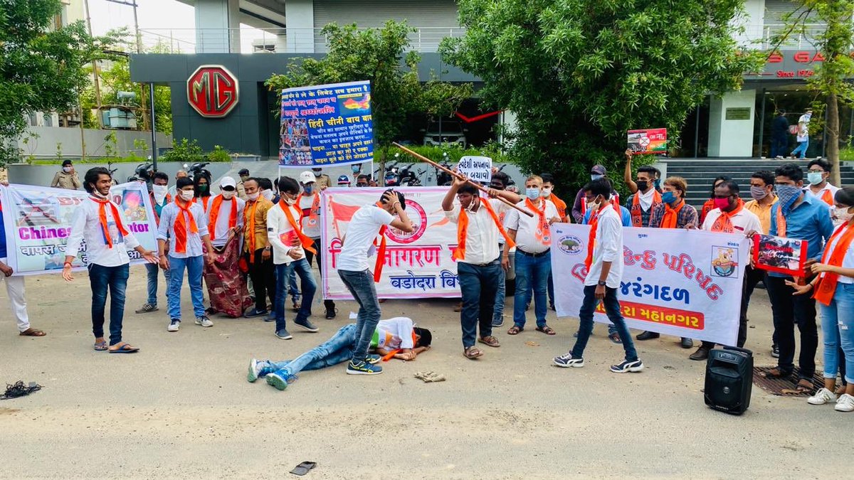 VadodaraABVP's tweet photo. #GoBackMGMotors
आज #ABVP गोत्री भाग के कार्यकर्ताओं द्वारा स्ट्रीट प्ले के माध्यम से बॉयकॉट चीन प्रोडक्ट का संदेश दिया गया।
#ABVPVadodara #BoycottChinaProduct https://t.co/61DEtHGSR2