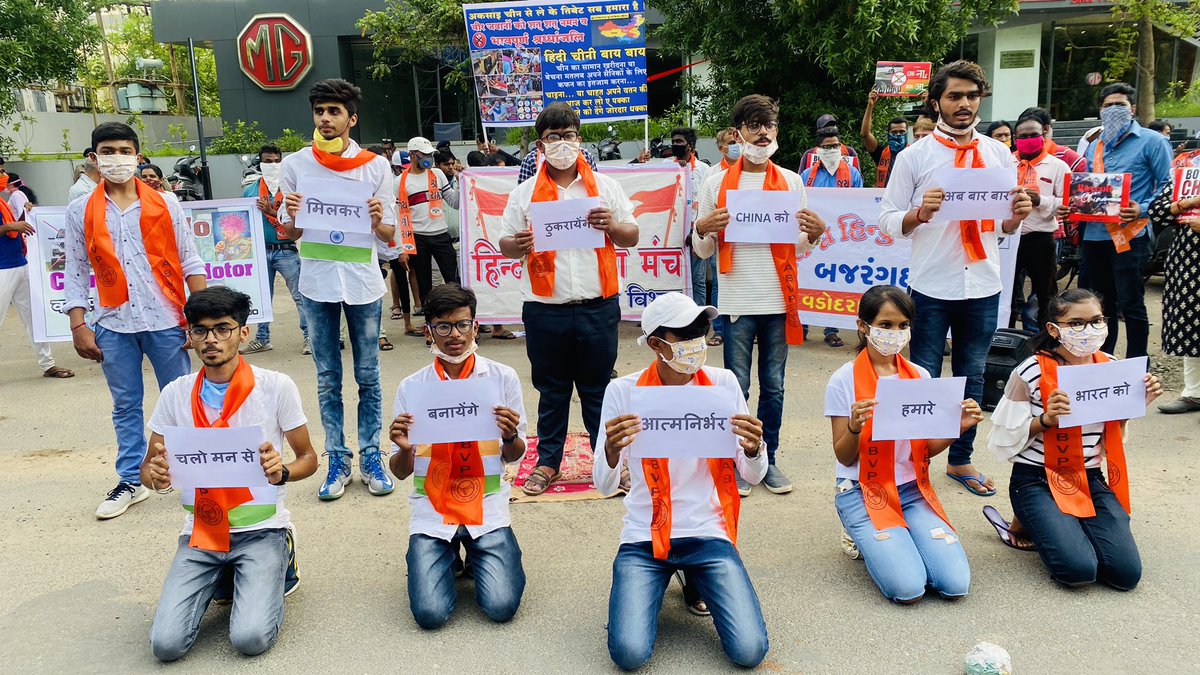 VadodaraABVP's tweet photo. #GoBackMGMotors
आज #ABVP गोत्री भाग के कार्यकर्ताओं द्वारा स्ट्रीट प्ले के माध्यम से बॉयकॉट चीन प्रोडक्ट का संदेश दिया गया।
#ABVPVadodara #BoycottChinaProduct https://t.co/61DEtHGSR2