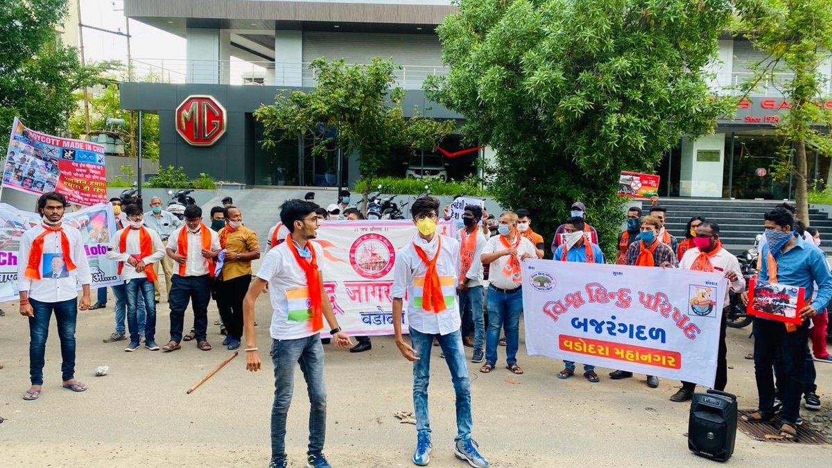 VadodaraABVP's tweet photo. #GoBackMGMotors
आज #ABVP गोत्री भाग के कार्यकर्ताओं द्वारा स्ट्रीट प्ले के माध्यम से बॉयकॉट चीन प्रोडक्ट का संदेश दिया गया।
#ABVPVadodara #BoycottChinaProduct https://t.co/61DEtHGSR2