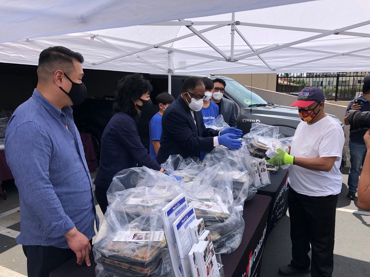 LAKHEIR's tweet photo. Kheir distributed 800 HOT MEALS to our patients &amp; #Ktown neighbors yesterday! Delicious meals provided by Seung Hoon Lee of Bon Shabu &amp; Oyabun, w/ special guest Supervisor @mridleythomas #FeedKoreatown #FeedLA #FightHunger https://t.co/cl5KvaCgK2