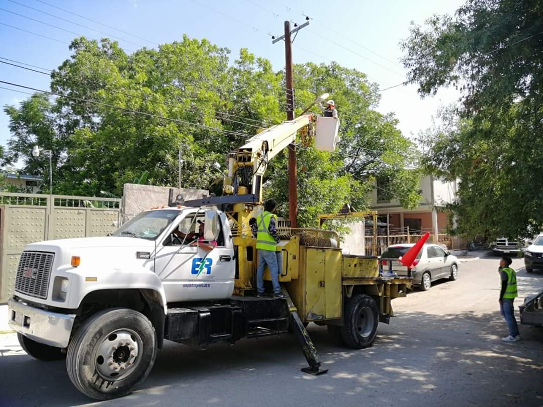 MpioPNegras's tweet photo. La empresa Electroingeniería de Piedras Negras, ha instalado 520 luminarias LED, como parte de la segunda etapa del programa de renovación de alumbrado público "Tu Ciudad LED". Hoy, trabajan en la calle San Miguel, de la colonia Central. #PeidrasNegras #SeCosntruyeConHechos https://t.co/n7VLN0Dc16