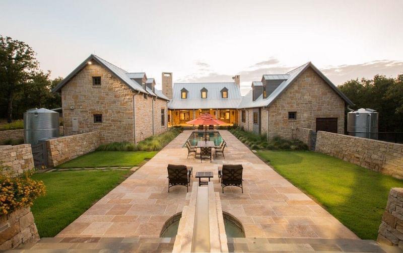 Let us know what you think about our new video of the Chambers Architect's design for the J Five Ranch in Parker County Texas, Cutting Horse Capitol of the World, photo by Daniel J Hale Photography. 
#chambersarchitects #danieljhalephotography 

chambersarchitects.com/historic-home-…