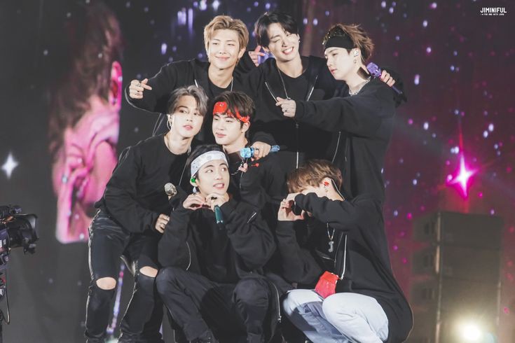 Бтс на сцене. Бтс на сцене 2019. Лучший концерт бтс. Концерт бтс 2019. Бтс кланяются на сцене.