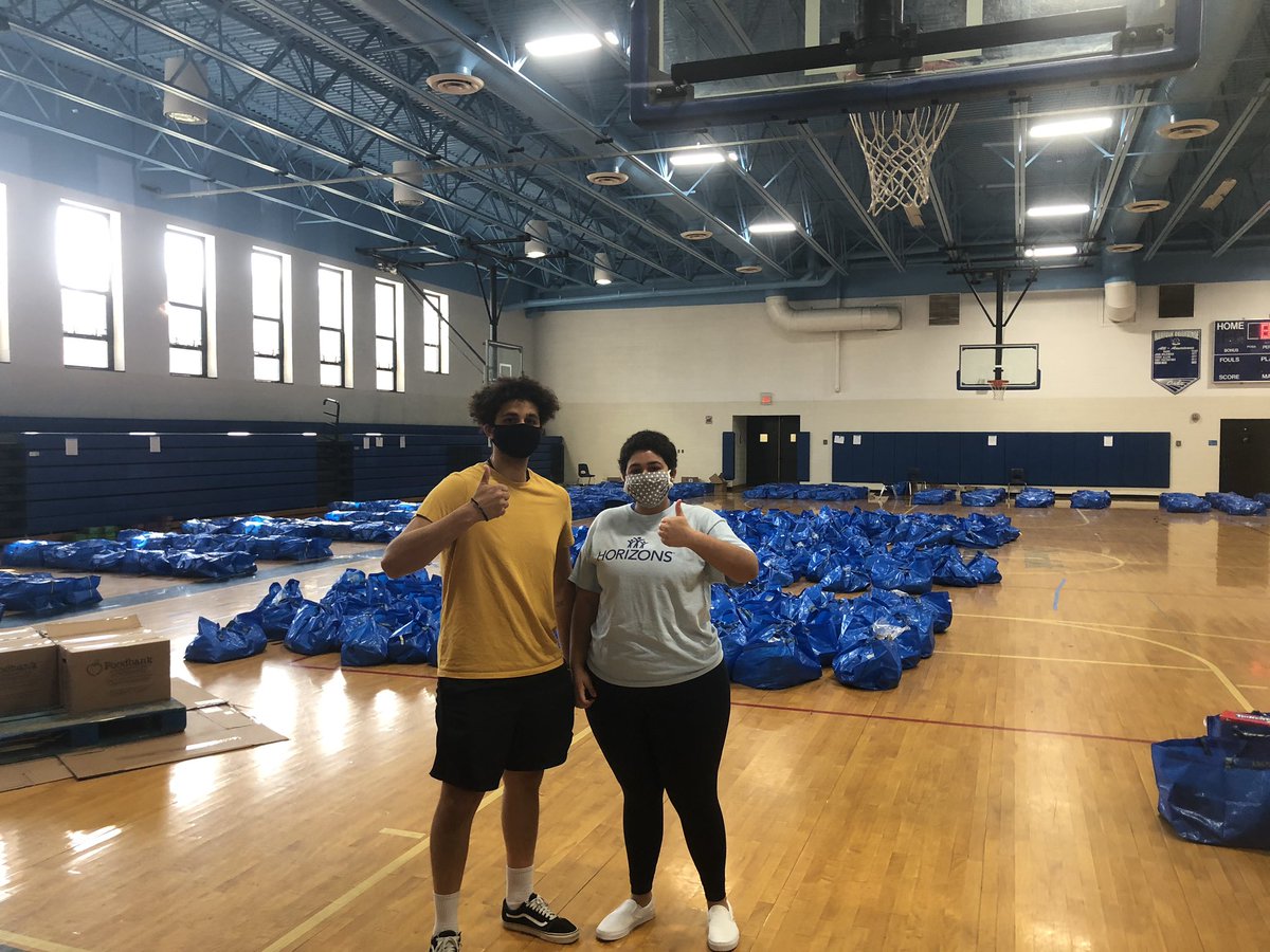 jsarnett's tweet image. Former @horizonshr students are helping prepare to deliver summer learning packets and food to over 280 students to help prevent the summer slide. Horizons students will be engaged in their choice of learning activities and stay socially connected. @vbschools #VBAlwaysLearning