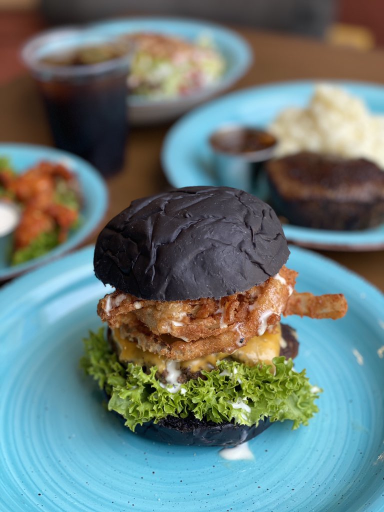 Fayiz_alh's tweet photo. بفضل الله وتوفيقه الافتتاح التجريبي لمشروعي مطعم #دكتور_ستيك 🥩🍔💙@DrSteak_KSA الواقع بشارع التحلية في جدة 
 نتشرف استقبالكم وبإذن الله بيعجبكم وما بتندموا واسعار في متناول الجميع 😍
لا تحرمونا من دعمكم ووقفتكم 
وترا ملتزمين بالتباعد الاجتماعي 🙌🏼

(علاج جوعك عندنا🥩🍔👨🏻‍⚕️) https://t.co/fc2wCFW0Ua