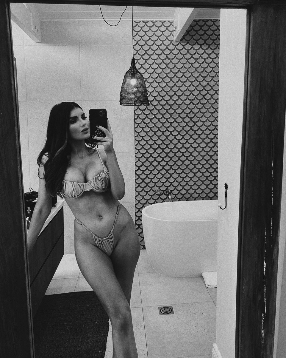 𝐴𝑙𝑙𝑎 𝑓𝑖𝑛𝑒 𝑑𝑒𝑙 𝑔𝑖𝑜𝑐𝑜, 𝑖𝑙 𝑟𝑒 𝑒 𝑖𝑙 𝑝𝑒𝑑𝑜𝑛𝑒 𝑟𝑖𝑡𝑜𝑟𝑛𝑎𝑛𝑜 𝑛𝑒𝑙𝑙𝑎 𝑠𝑡𝑒𝑠𝑠𝑎 𝑠𝑐𝑎𝑡𝑜𝑙𝑎.