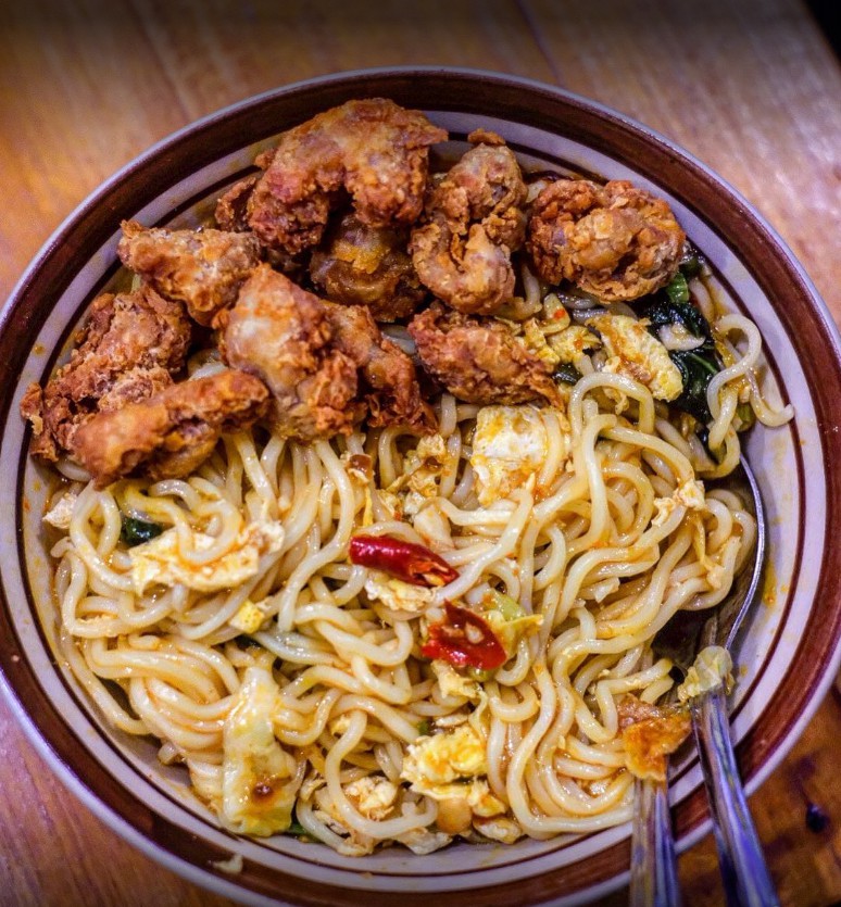 Burjo Andeska 05 punya menu unik namanya mie goreng special yang enak abis ga masuk akal. Taste notes mienya garlic banget mungkin pake minyak bawang racikan sendiri dan tumisannya bikin ada rasa smoky dikit. Lebih enak lagi kalau pake potongan cabe.