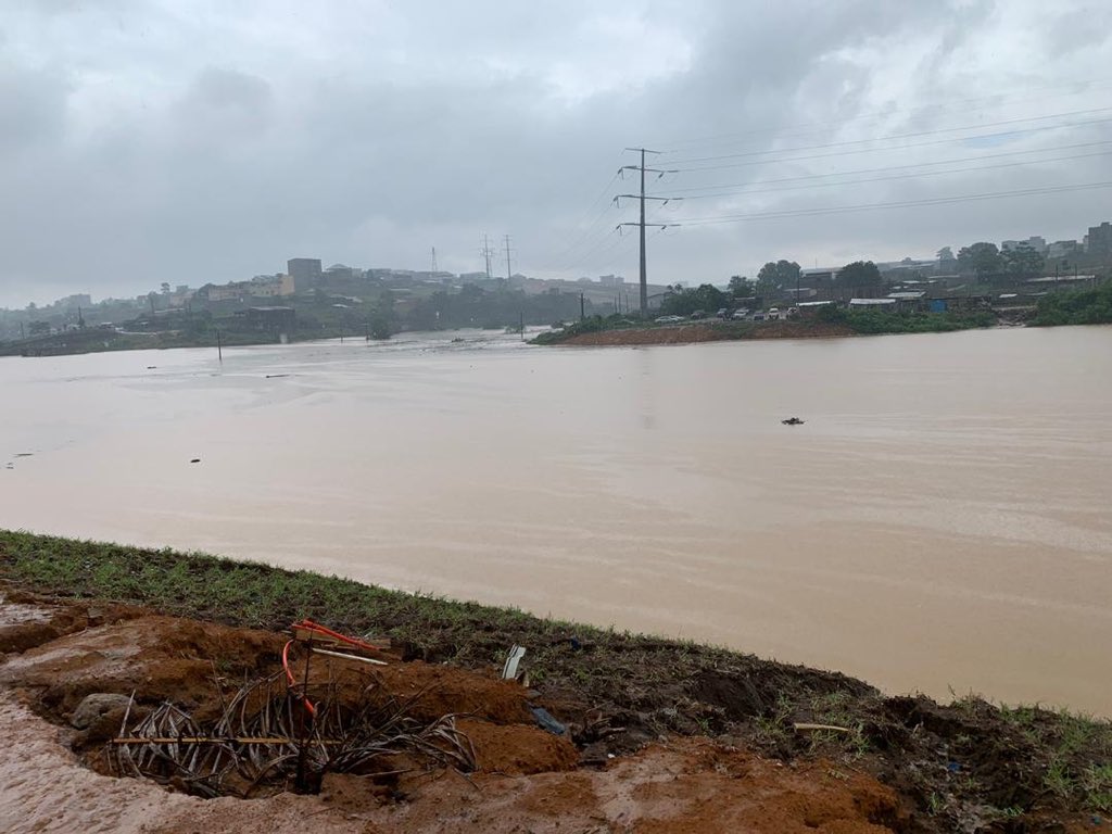 PETIT THREAD : LA PLUIE DE CE JOURSelon les recommandations technique, les plus grands caniveaux attendent une pluie maximale journalières de 130 mm (T5), d’autres ouvrages complémentaires comme les barrages (photo 3) attendent 148 mm (T10). Et ce, dans la zone d’Abidjan. 1/