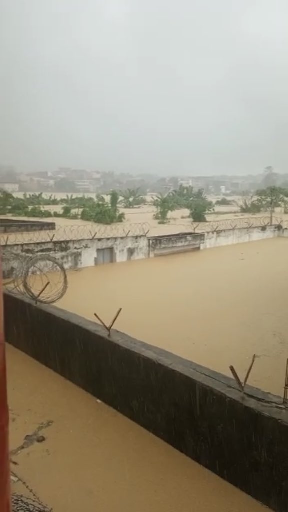 Pour ceux qui se demanderont pourquoi on ne construit pas des ouvrages pour contenir ce genre de pluie ?  Appréciez la taille des caniveaux (photo 3 &4) qui attendent beaucoup moins d’eau et des barrages (photo 1 &2) qui attendent deux fois moins d’eaux Fin.