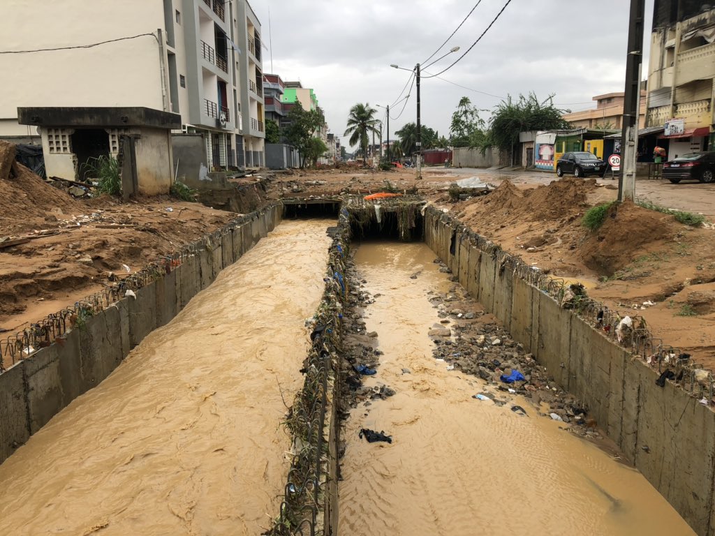 Pour ceux qui se demanderont pourquoi on ne construit pas des ouvrages pour contenir ce genre de pluie ?  Appréciez la taille des caniveaux (photo 3 &4) qui attendent beaucoup moins d’eau et des barrages (photo 1 &2) qui attendent deux fois moins d’eaux Fin.