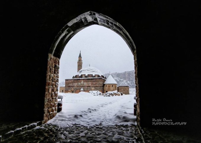 melfinans's tweet photo. 🇫🇷 La mosquée + madrasa + tombe = complexe Husrev Pacha XVI e siècle, période calife #Abbasside vieille ville #Van #Turquie by Resit Oner @vangolakt
🇦🇿 Məscid + mədrəsə + türbə = Husrev Pasha kompleksi 16-cı əsr, xəlifə dövrü Abbasid
köhnə şəhər #Van 🇹🇷 #Türkiyə https://t.co/1aaAo9PCiT