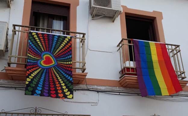 Isabel_Franco_'s tweet photo. Villanueva de Algaidas. 3 vecinos y 1 concejal de PP piden quitar la bandera LGTBI del balcón del Ayto. Su alcalde (PSOE) la quita.
Este es el gran ejemplo de los vecinos y vecinas de uno de esos pueblos de 4218 habitantes, en riesgo de despoblación: 400 banderas en las calles 👏 https://t.co/yYwQYfVonz