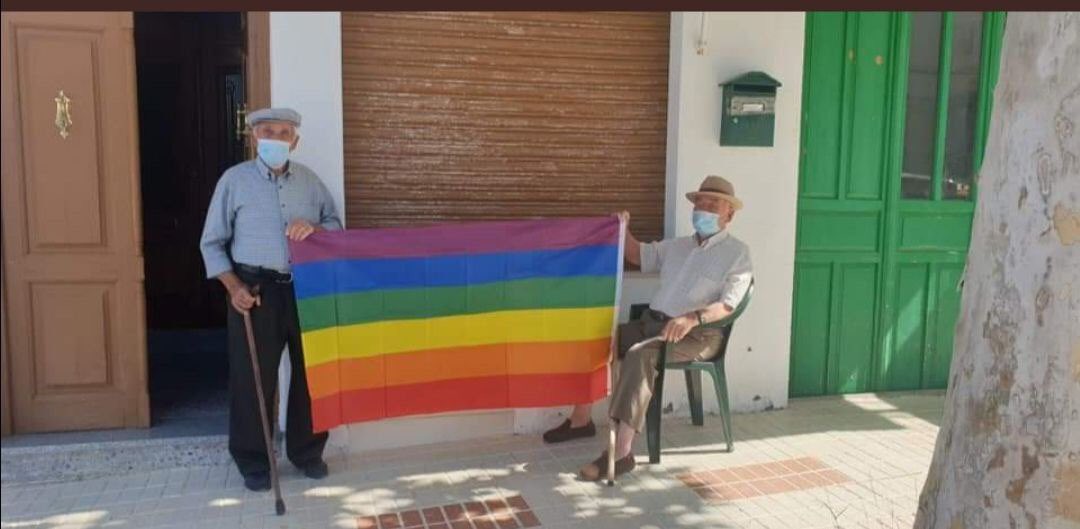Isabel_Franco_'s tweet photo. Villanueva de Algaidas. 3 vecinos y 1 concejal de PP piden quitar la bandera LGTBI del balcón del Ayto. Su alcalde (PSOE) la quita.
Este es el gran ejemplo de los vecinos y vecinas de uno de esos pueblos de 4218 habitantes, en riesgo de despoblación: 400 banderas en las calles 👏 https://t.co/yYwQYfVonz