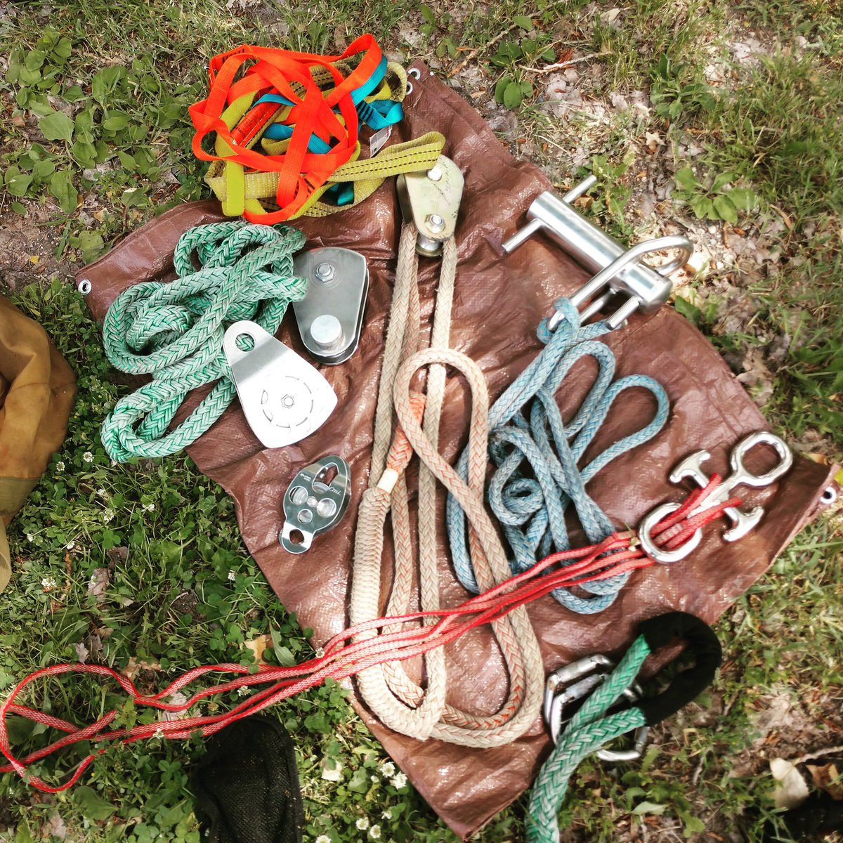 FargoParkAlec's tweet image. Annual Tree Work and Aerial Rescue Training today. Teaching this year&apos;s crop of seasonal employees how we get the job done! #FargpParks #treelife #rigging #SafetyFirst