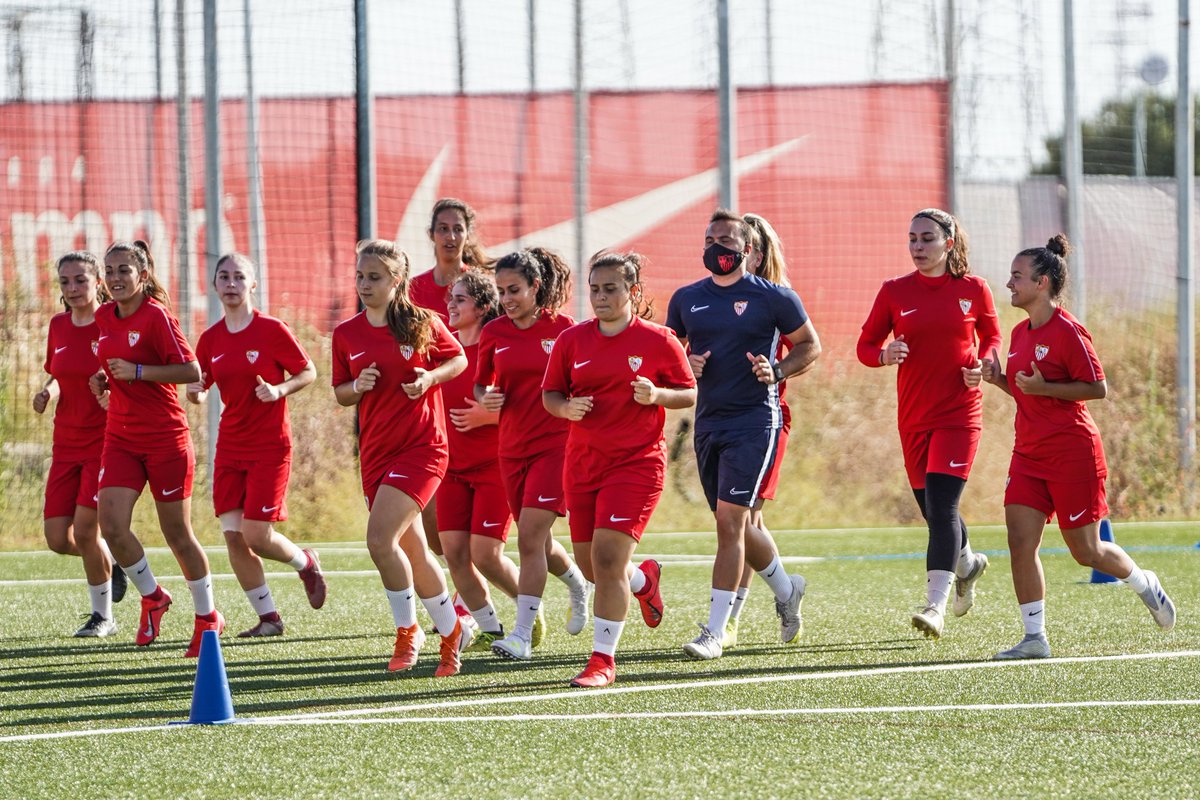 SevillaFC_Fem's tweet photo. 📸 El filial del #SevillaFCFem continúa entrenándose en la ciudad deportiva, mirando cada vez más de cerca hacia Huétor Tájar. 💪⚽️⚪️🔴 https://t.co/4PcVSnXzg0