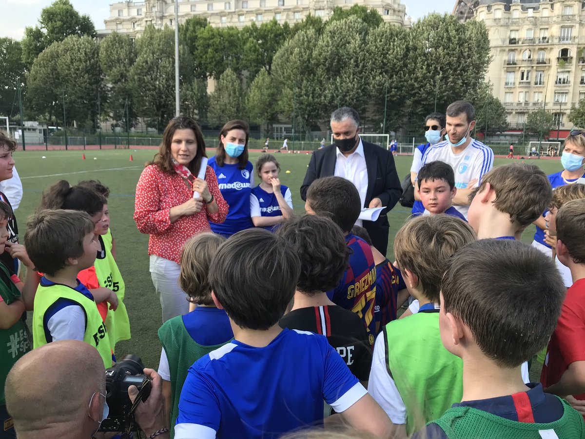 RoxaMaracineanu's tweet photo. Les sports collectifs reprennent! Adultes et enfants peuvent désormais retrouver leur club, leur équipe, leurs amis pour jouer ensemble. Bravo à la @FFF pour le travail et l’accueil des enfants et merci au club l’Entente des petits anges. Vive les clubs! ⚽️🏀🏈🏐 https://t.co/zsS9OqhZRM