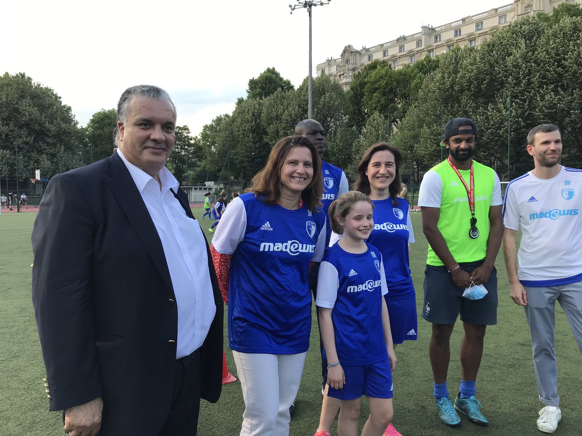 RoxaMaracineanu's tweet photo. Les sports collectifs reprennent! Adultes et enfants peuvent désormais retrouver leur club, leur équipe, leurs amis pour jouer ensemble. Bravo à la @FFF pour le travail et l’accueil des enfants et merci au club l’Entente des petits anges. Vive les clubs! ⚽️🏀🏈🏐 https://t.co/zsS9OqhZRM