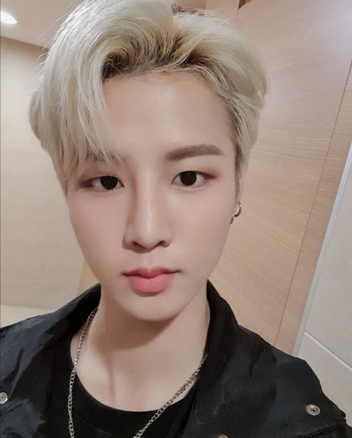 Kyungho--Duvalin.-Dualidad 10/10.-Es chido, tiene muchos amigos.-Cae bien a desconocidos.-Famoso por sus talentos.-¡Vamos o qué!.