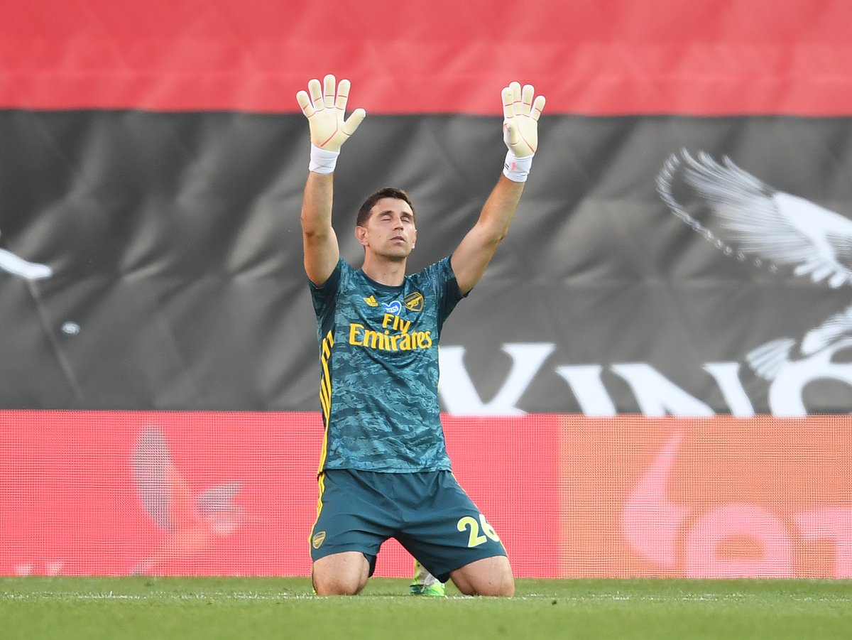 Arsenal's tweet photo. ✅ First @premierleague start since Oct 2017
⛔️ And a clean sheet to go with it, too

Emi enjoyed every second 👊 https://t.co/37aT34uthO