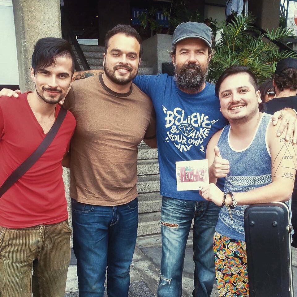 #tbt hace algunos años <a href="/losajenos/">Los Ajenos</a> tuvimos el placer de compartir un ratito junto a Pau Donés q.e.p.d. en una de sus visitas a Costa Rica @pablocalvocr <a href="/Luisga20/">Luisga</a> 
Foto de <a href="/davidchaconm/">David Chacon Fotografia</a>