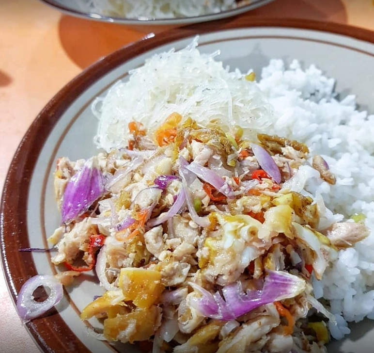 Yang anak UMY pasti tau, namanya Burjo Motekar 7. Burjo ini spesialis nasi lauk seperti kikil, ayam bali, oseng mercon dll. Yang unik dari burjo ini mereka punya condiment chili flakes yang gurih dan pasti habis kalau udah siang. Salah satu burjo juga yang aer putihnya pake Aqua.