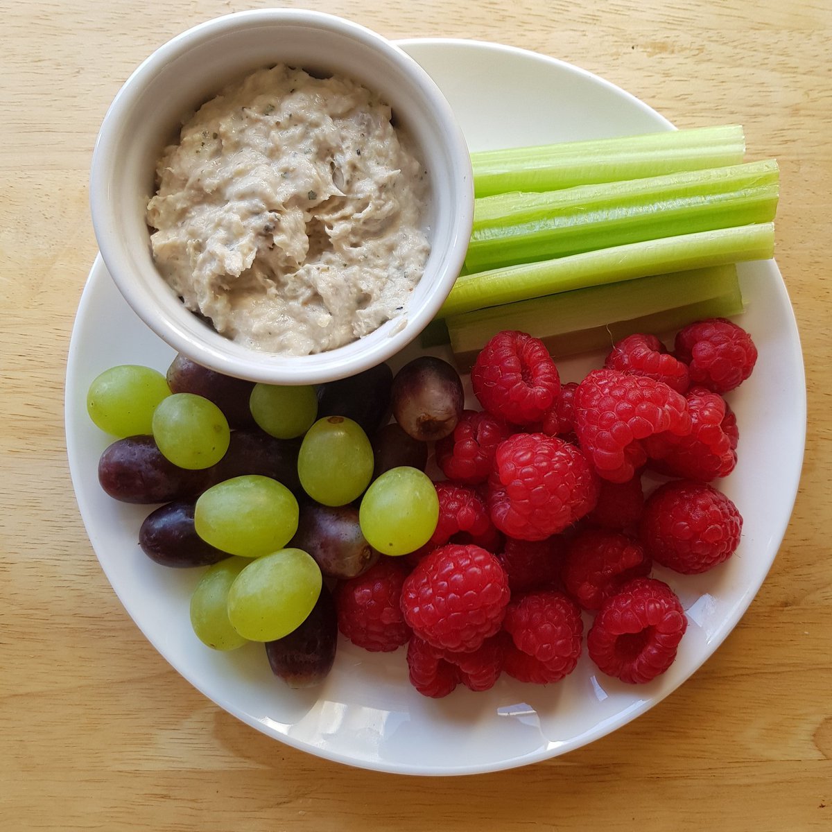 basenjimomcom's tweet photo. RT @VChigwada: Supper/ evening snack...smoked mackerel pate(store bought 🙃), celery sticks, raspberries and mixed grapes 😋. #90dayswithoutsugar #fetchyourbody2020 
#healthyeats #healthyrecipes #easyrecipes #lowcarb
#healthyfood #homemadefood #cleanea… https://t.co/VwkV8nsZ9E