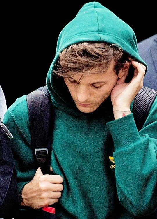 Louis Tomlinson paparazzi photos that look like a photoshoot — a thread.