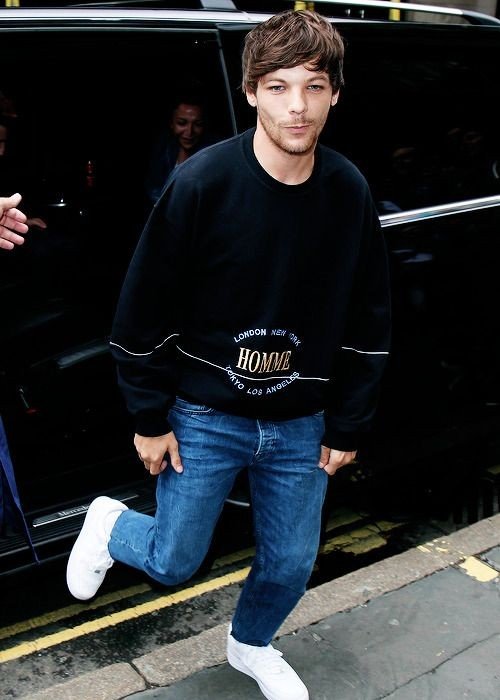 Louis Tomlinson paparazzi photos that look like a photoshoot — a thread.