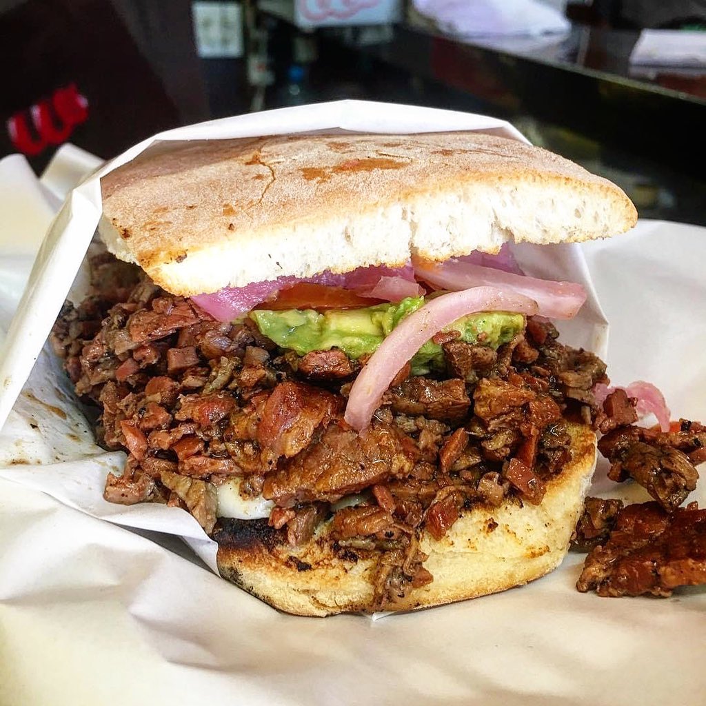 cmexicana's tweet photo. Y ahora una imagen para dejarlos con el antojo de viajar pronto a #Tijuana #BajaCalifornia las míticas tortas del #WashMobile desde 1964 baluarte de la cocina urbana de la ciudad fronteriza. #ExperienciasporMéxico #CulinariaMexicana https://t.co/UhxOqYzTx5